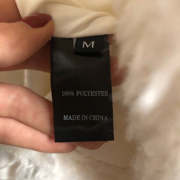 Unique white faux fur coat with lace details - Picture 8 of 8